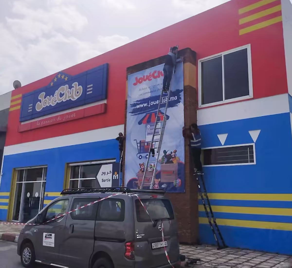 Pose de bâche grand format JouéClub par un imprimeur à Tanger